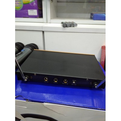 Микрофоны беспроводные пара c базой AKG профессиональные